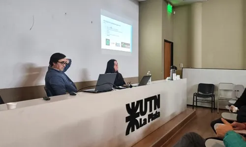 Disertantes sentados frente a la audiencia